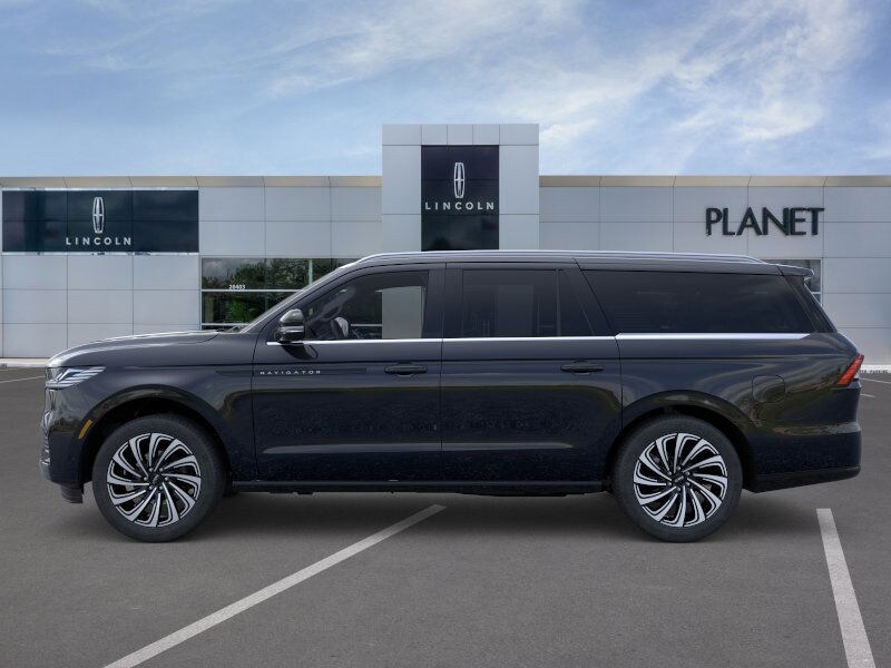2025 Lincoln Navigator Black Label photo 3
