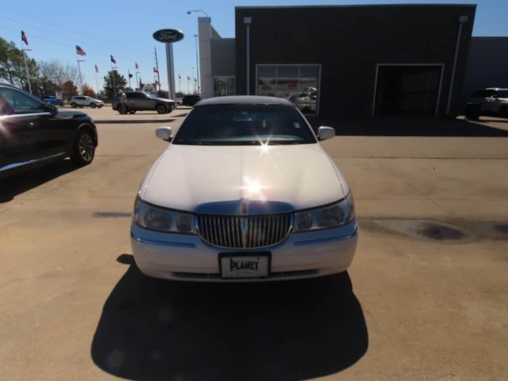 Used 2000 Lincoln Town Car 4dr Sdn Signature Car