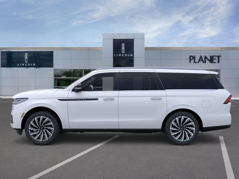 2025 Lincoln Navigator Black Label photo 3