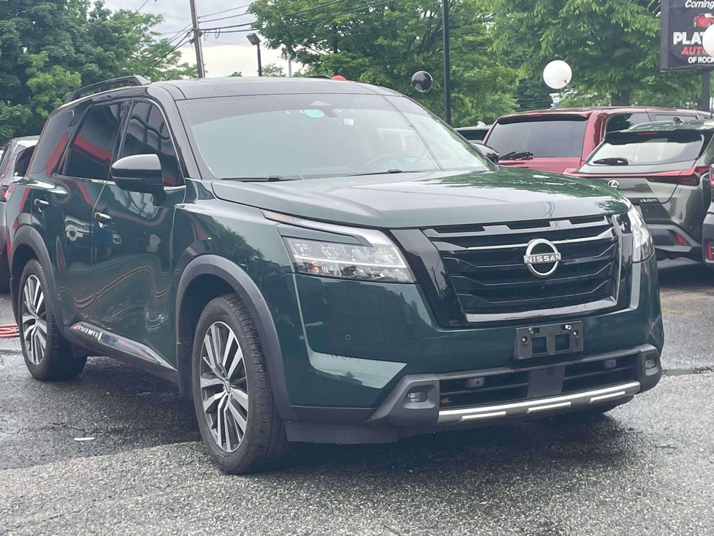 2022 Nissan Pathfinder Platinum 4WD's photo
