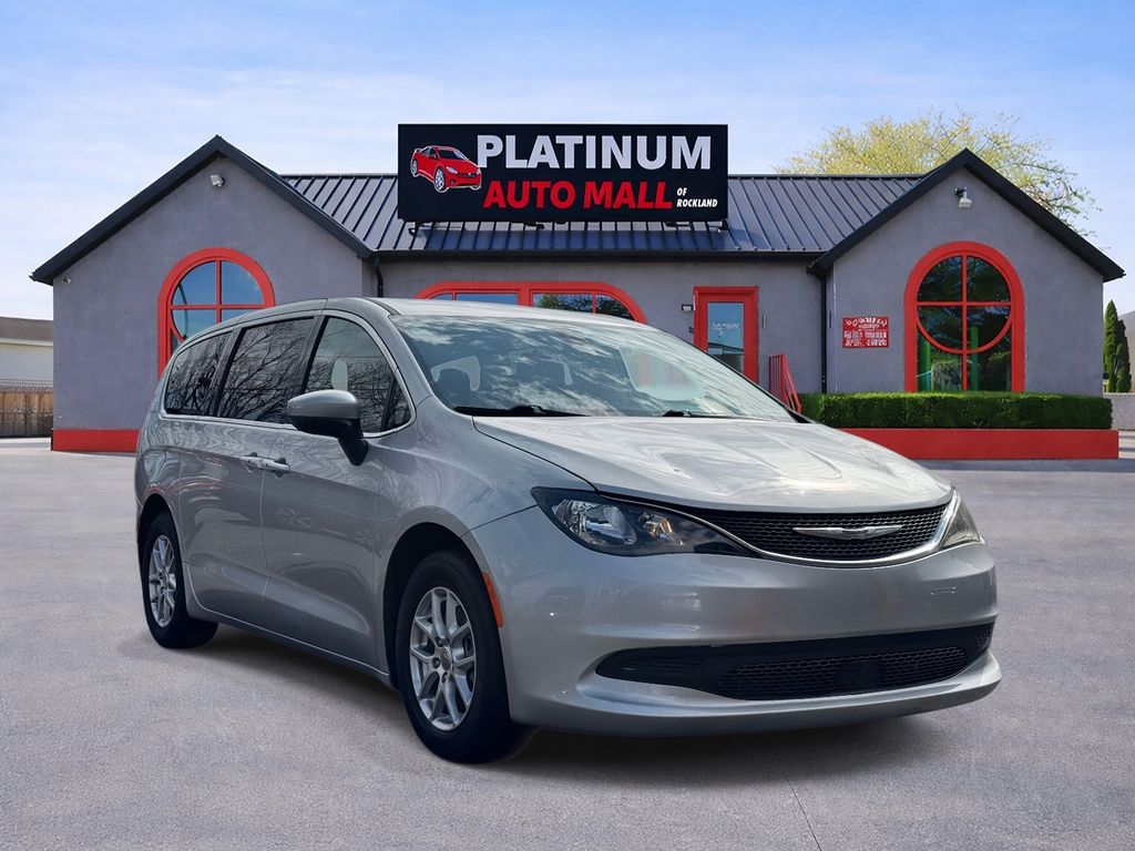 2022 Chrysler Voyager LX's photo