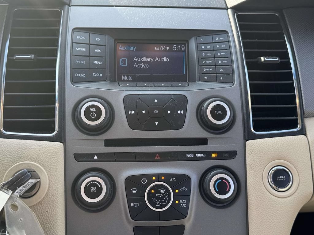 2014 Ford Taurus SE - Photo 26