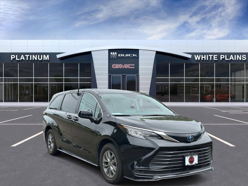2023 Toyota Sienna LE 8-Passenger Hybrid FWD's photo