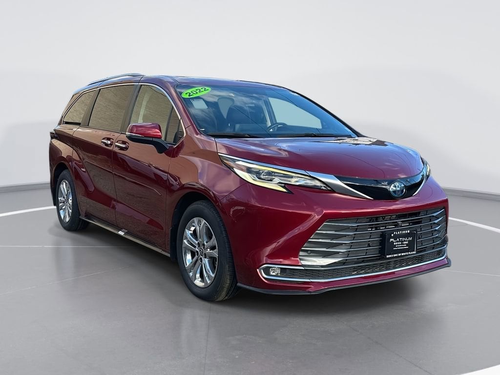 2022 Toyota Sienna Platinum's photo