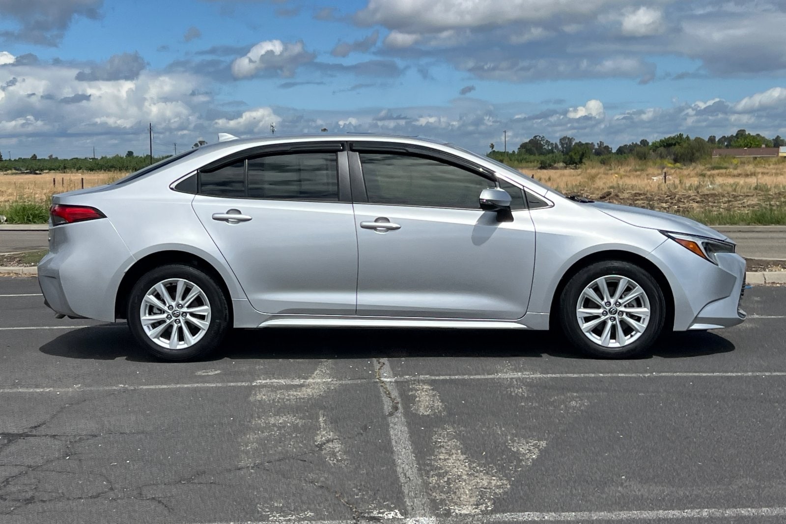 2023 Toyota Corolla Hybrid XLE photo 2