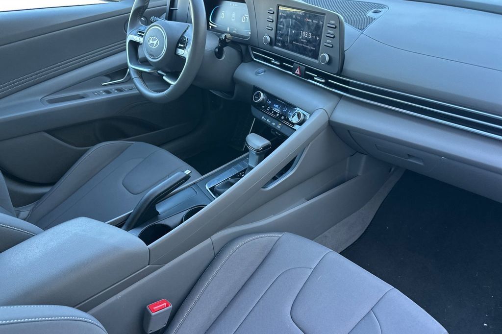2025 Hyundai Elantra 13