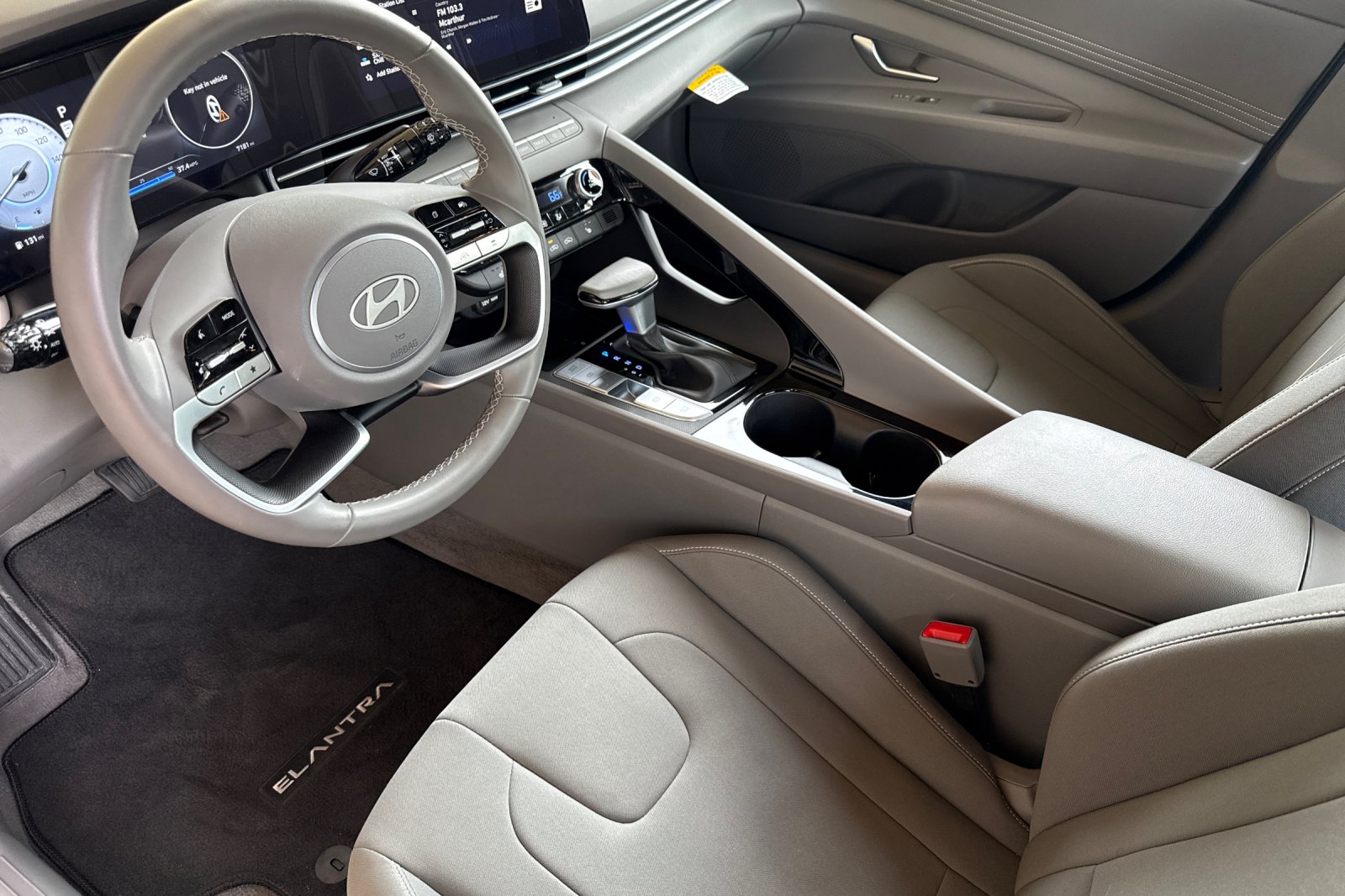 2025 Hyundai Elantra SEL Convenience photo 6