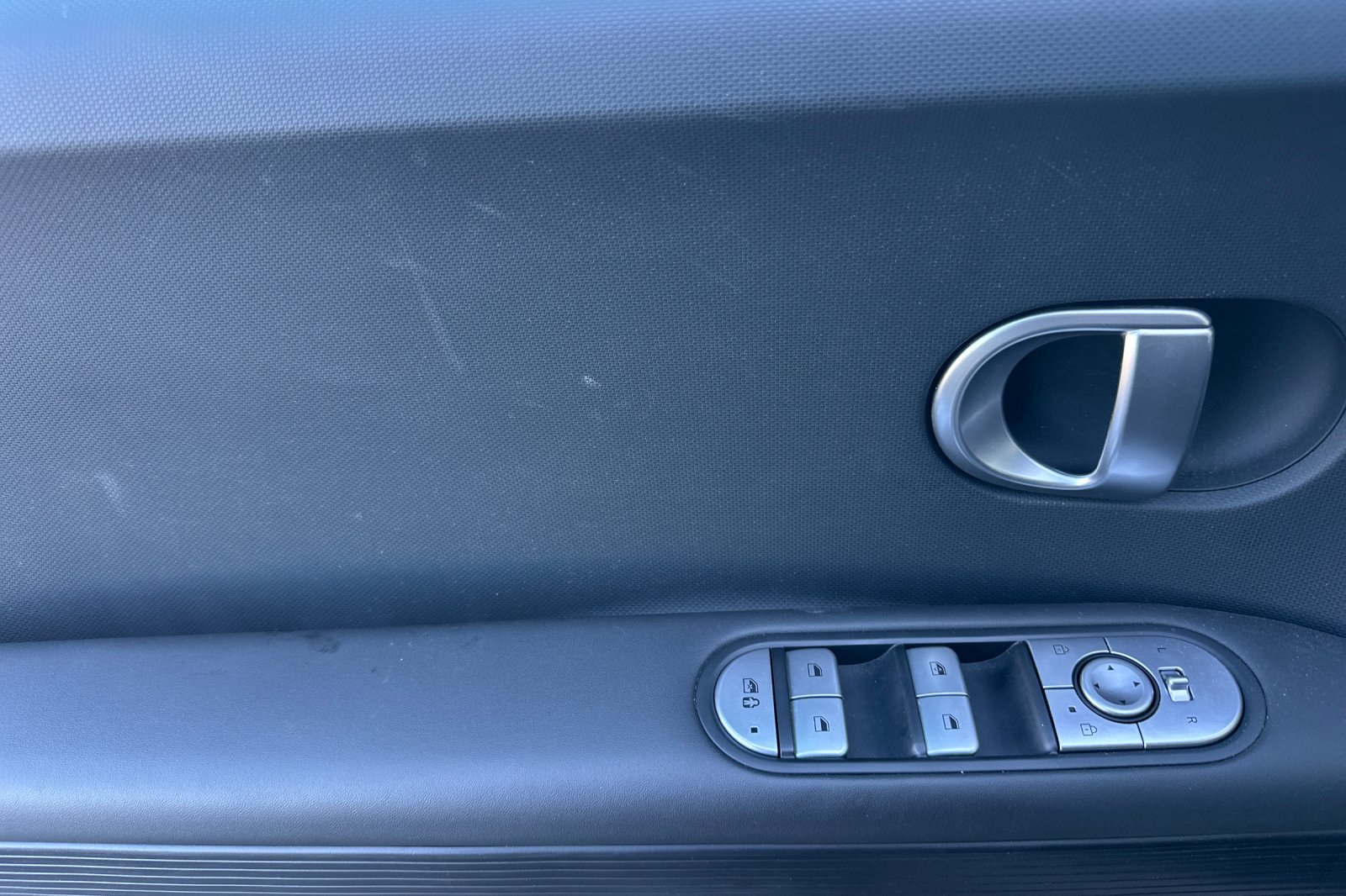 2023 Hyundai IONIQ 5 SE photo 3