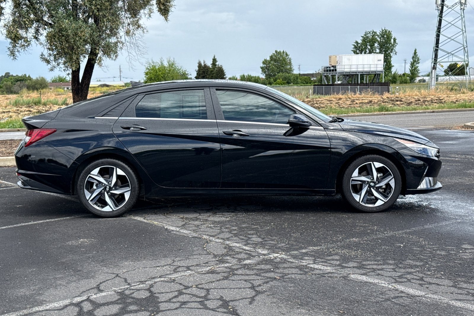 2023 Hyundai Elantra HEV Limited photo 2