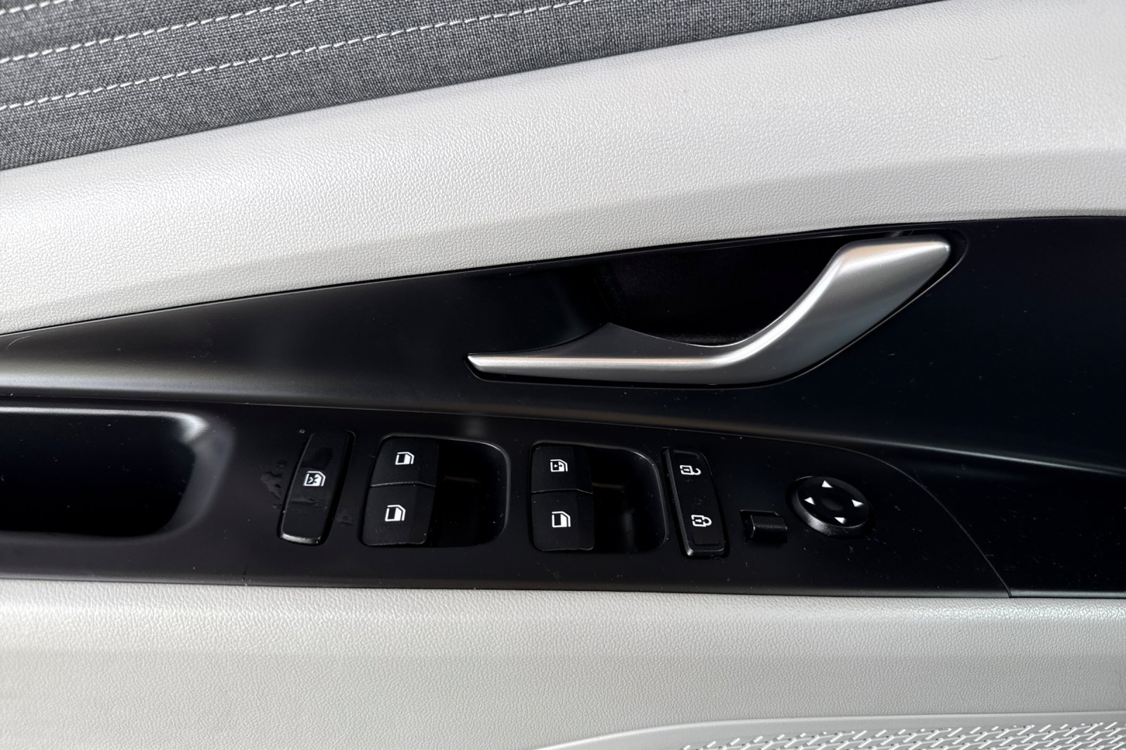 2023 Hyundai Elantra HEV Limited photo 3