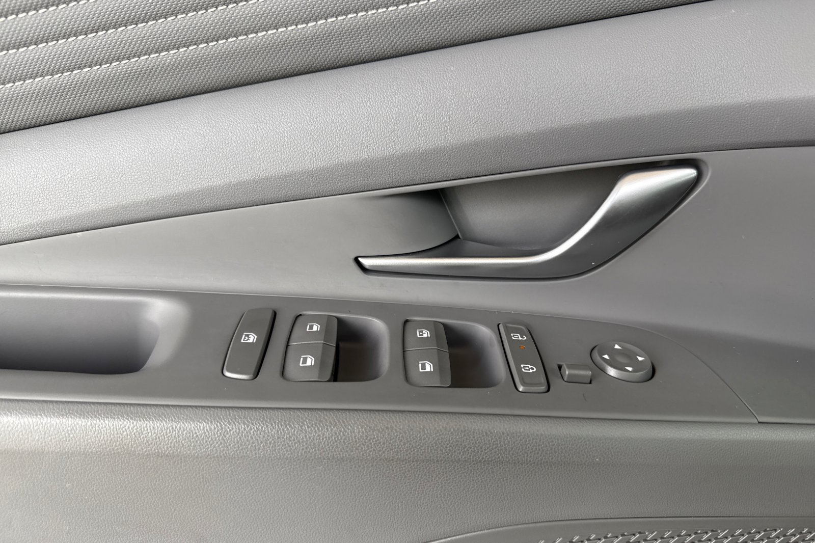 2025 Hyundai Elantra SEL Convenience photo 3