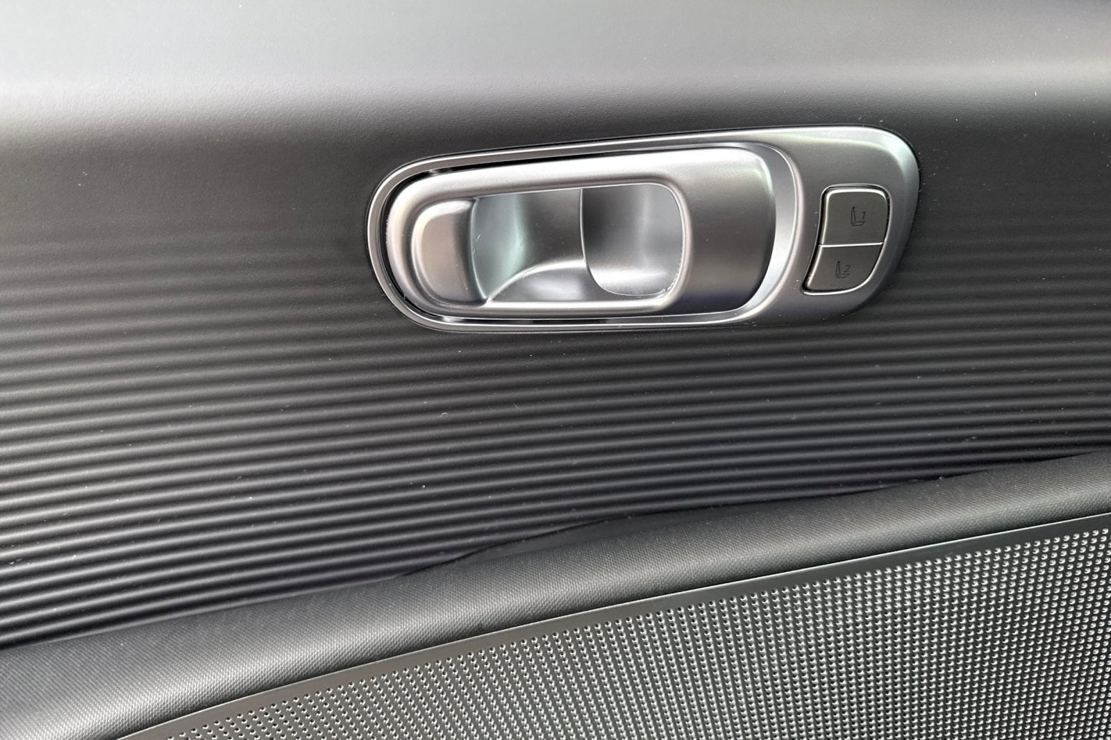 2023 Hyundai IONIQ 6 Limited photo 3