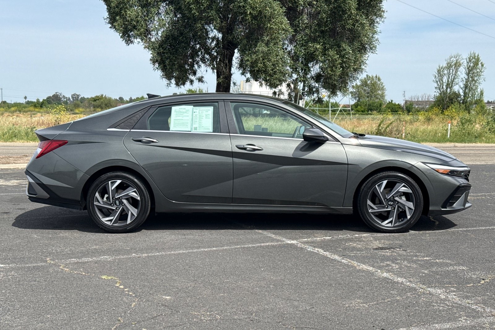 2025 Hyundai Elantra SEL Convenience photo 2