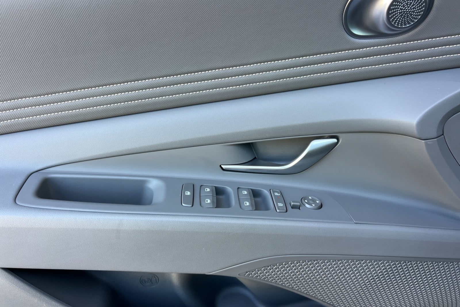 2025 Hyundai Elantra SEL Sport photo 3