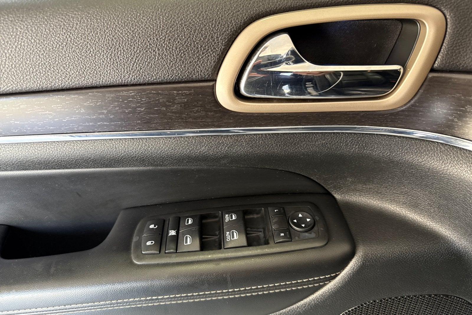 2014 Jeep Grand Cherokee Limited 4x4 photo 3