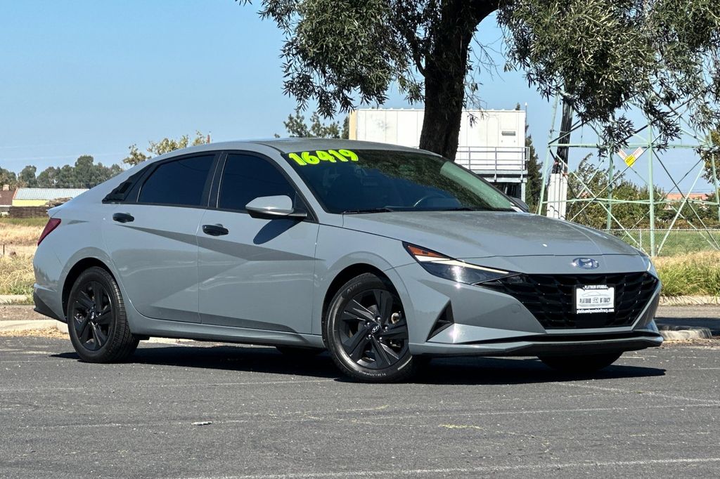 2021 Hyundai Elantra SEL photo 2