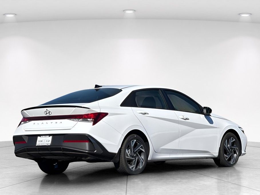 2025 Hyundai Elantra 4