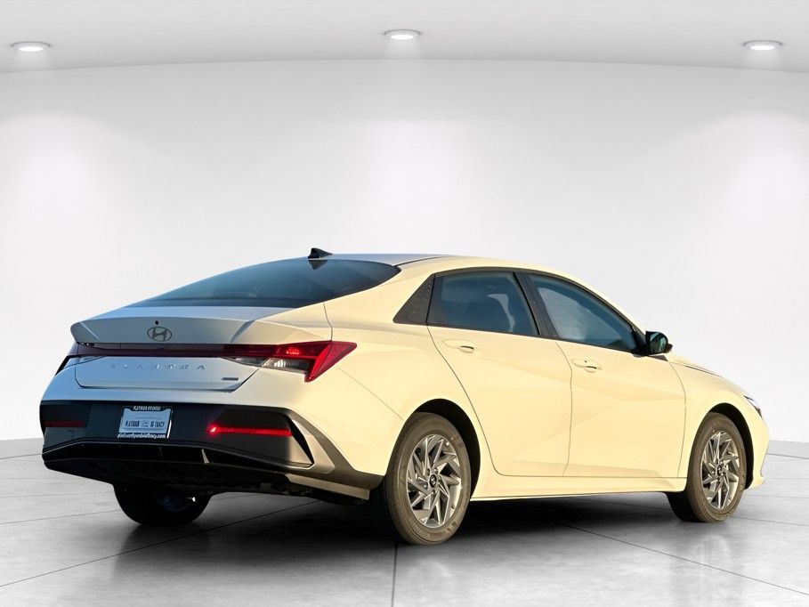 2026 Hyundai Elantra 4