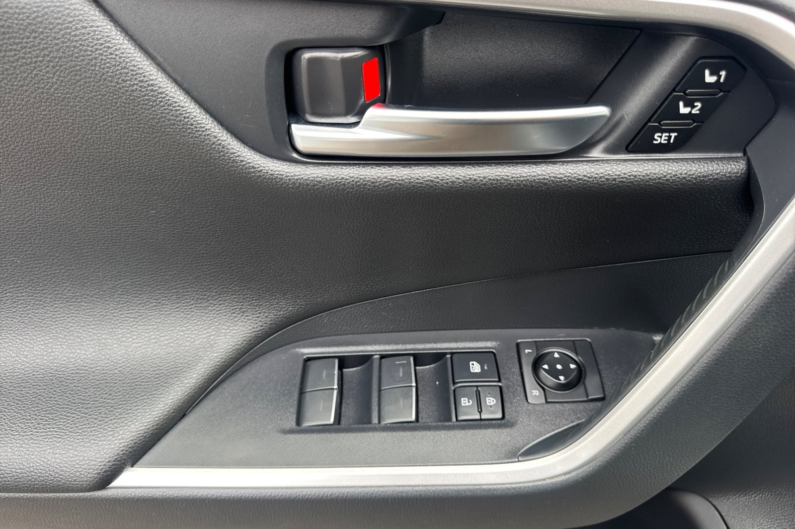 2023 Toyota RAV4 Hybrid XSE photo 3