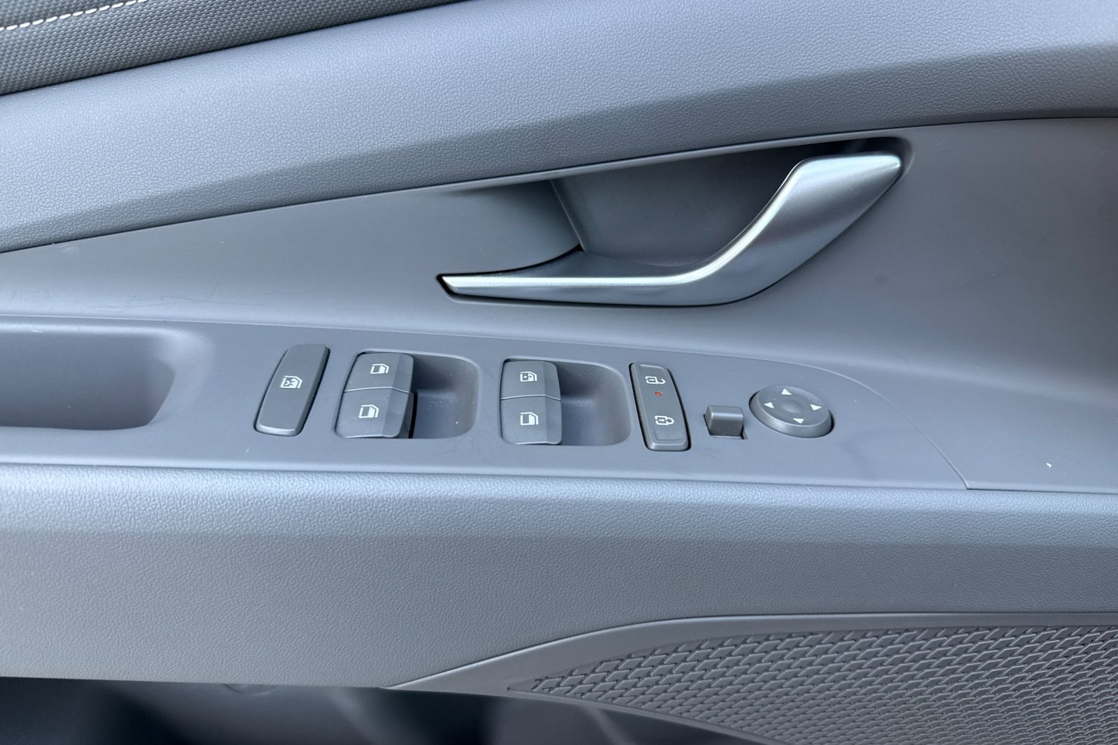 2025 Hyundai Elantra SEL Sport photo 3