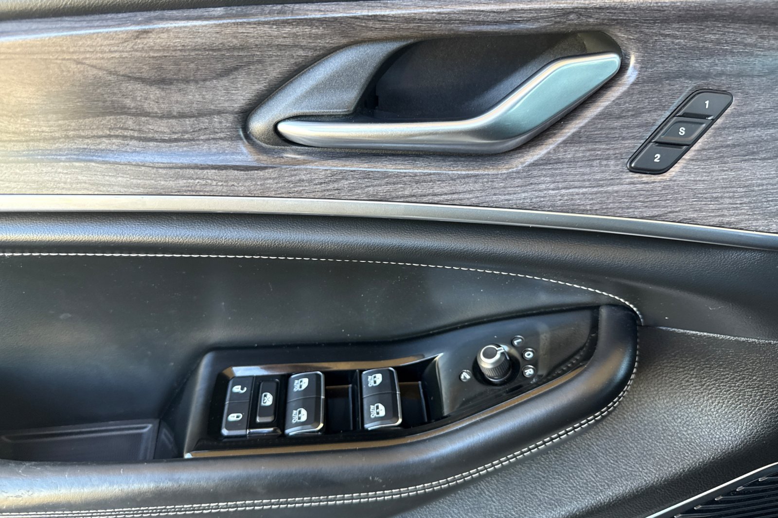 2022 Jeep New Grand Cherokee Overland photo 3