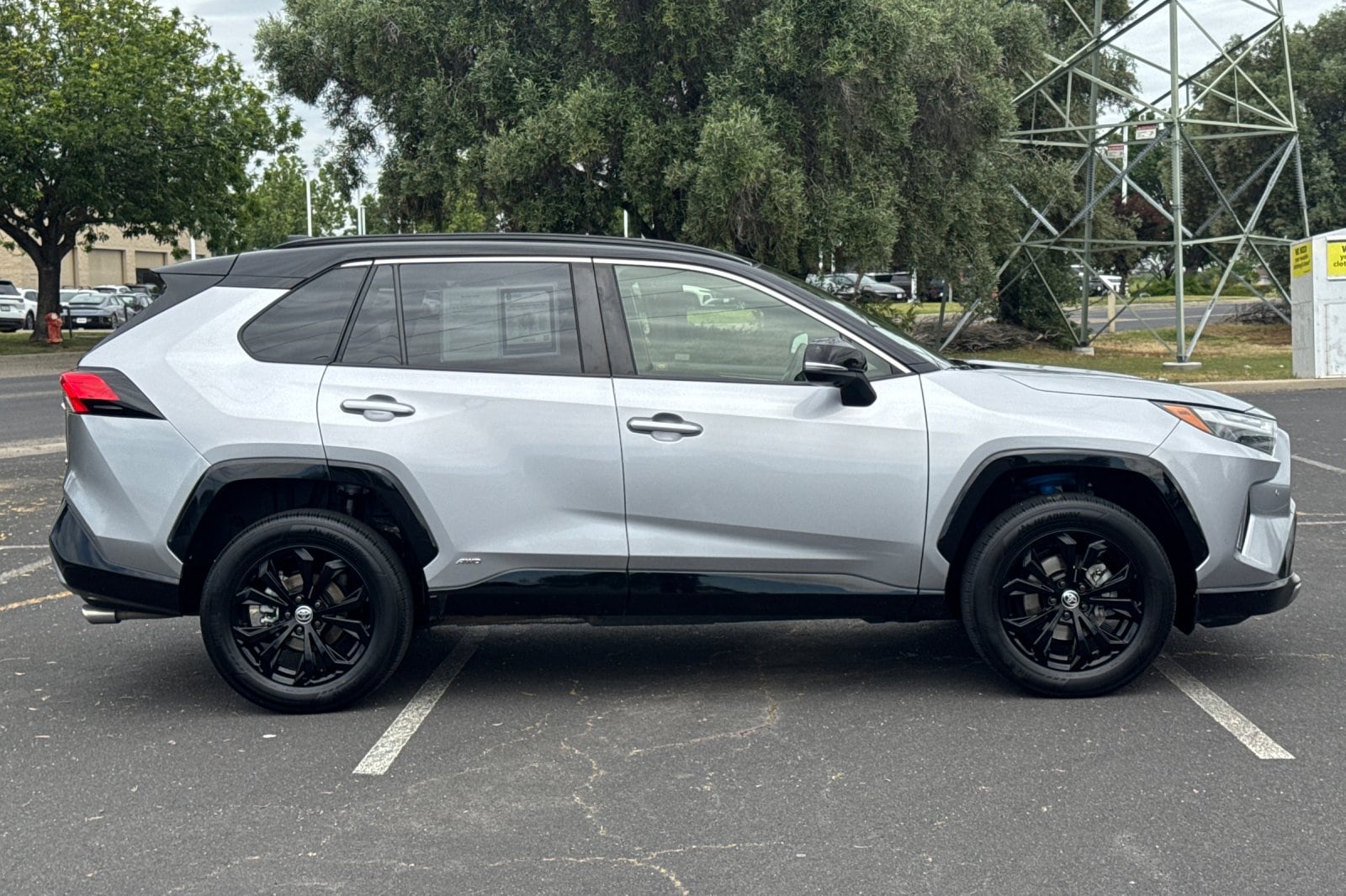 2023 Toyota RAV4 Hybrid XSE photo 2