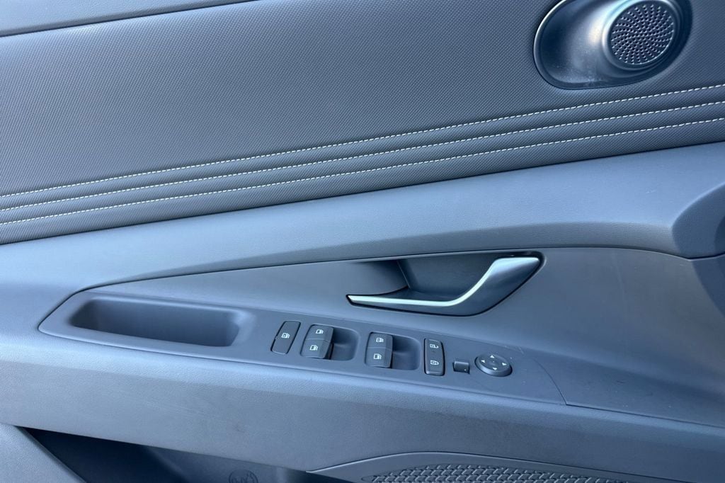 2025 Hyundai Elantra 8