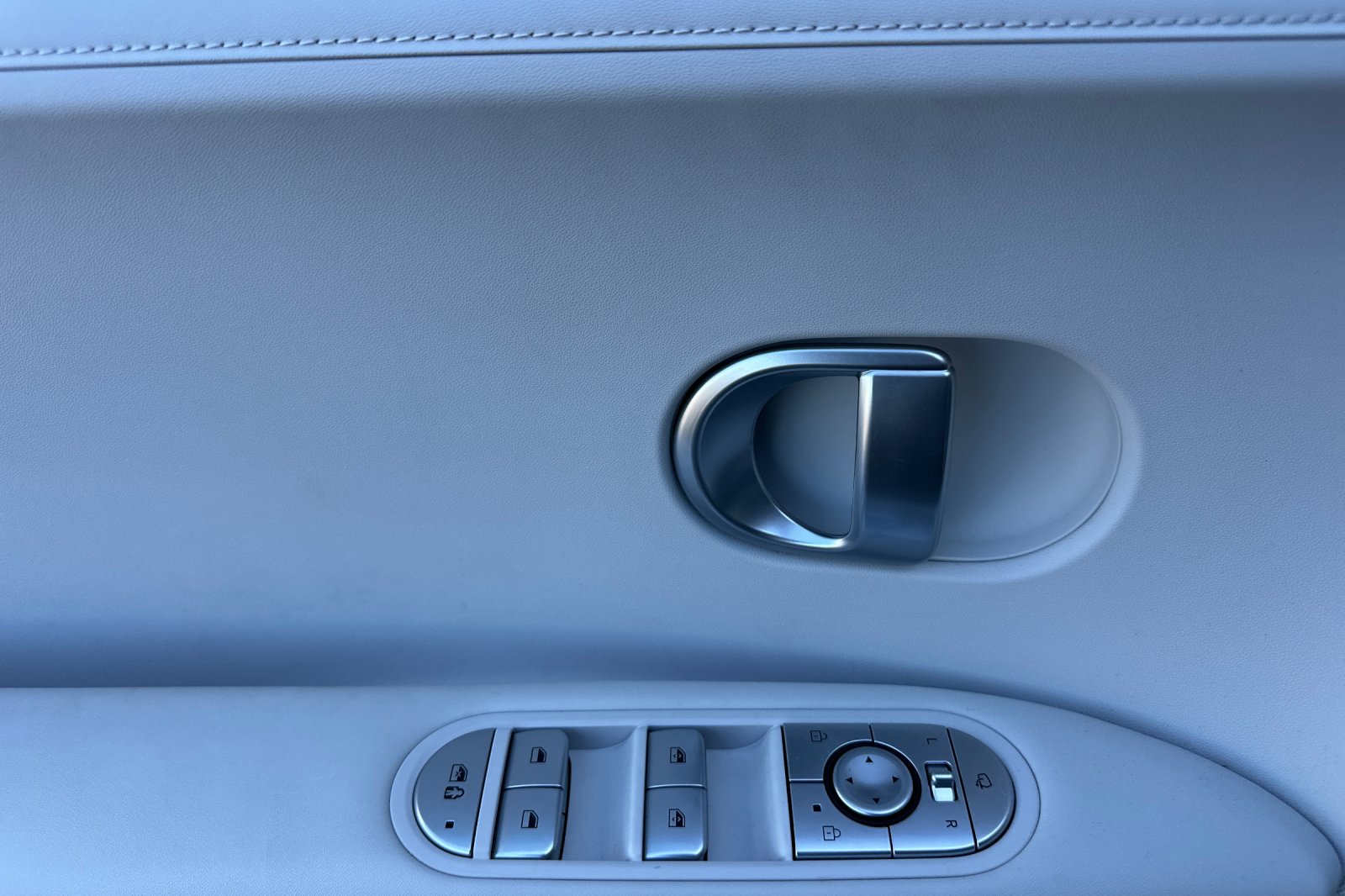 2023 Hyundai IONIQ 5 SEL photo 3