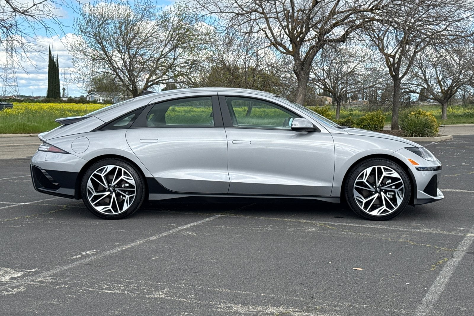 2023 Hyundai IONIQ 6 SEL AWD photo 2