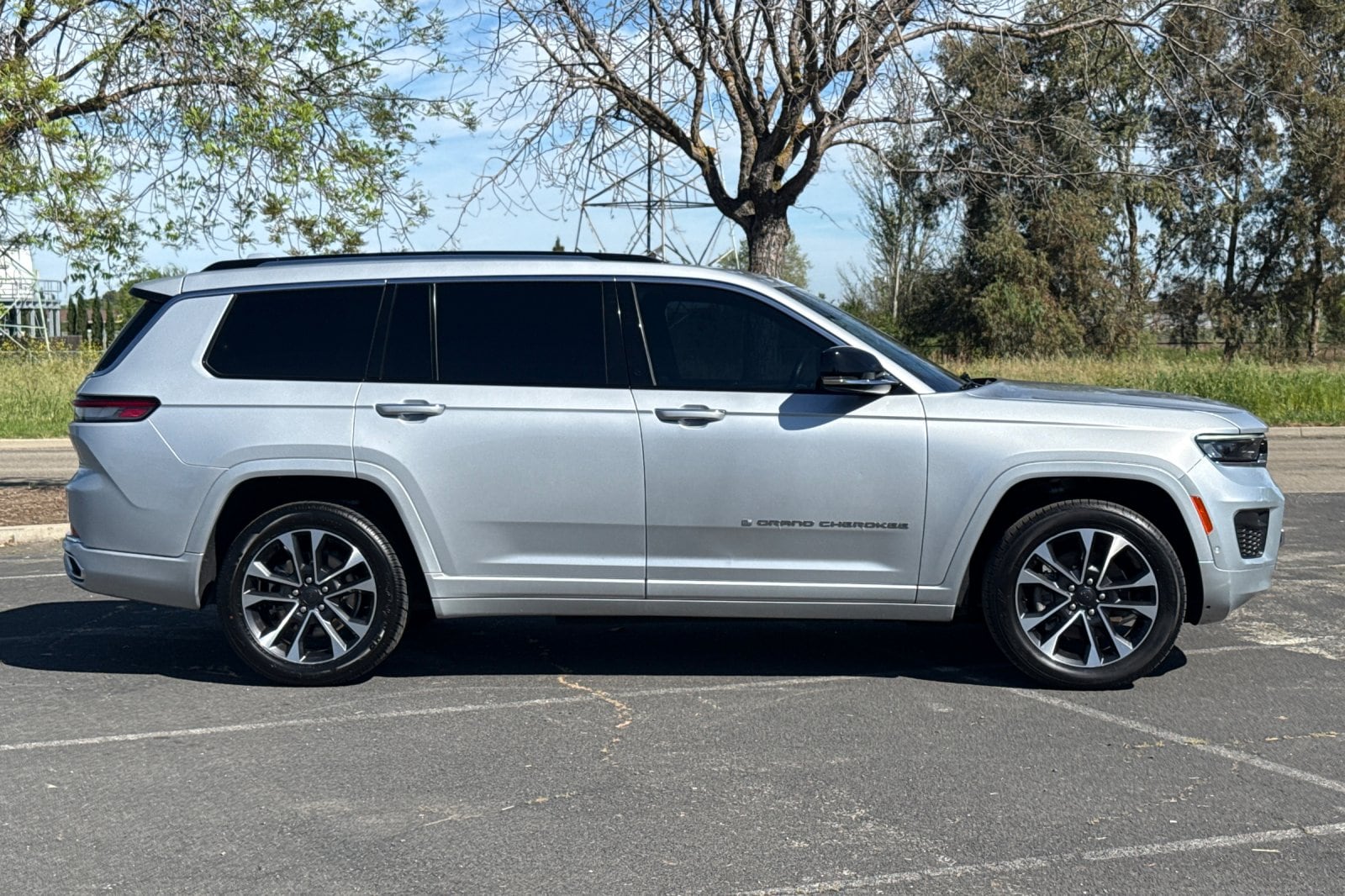 2022 Jeep New Grand Cherokee Overland photo 2