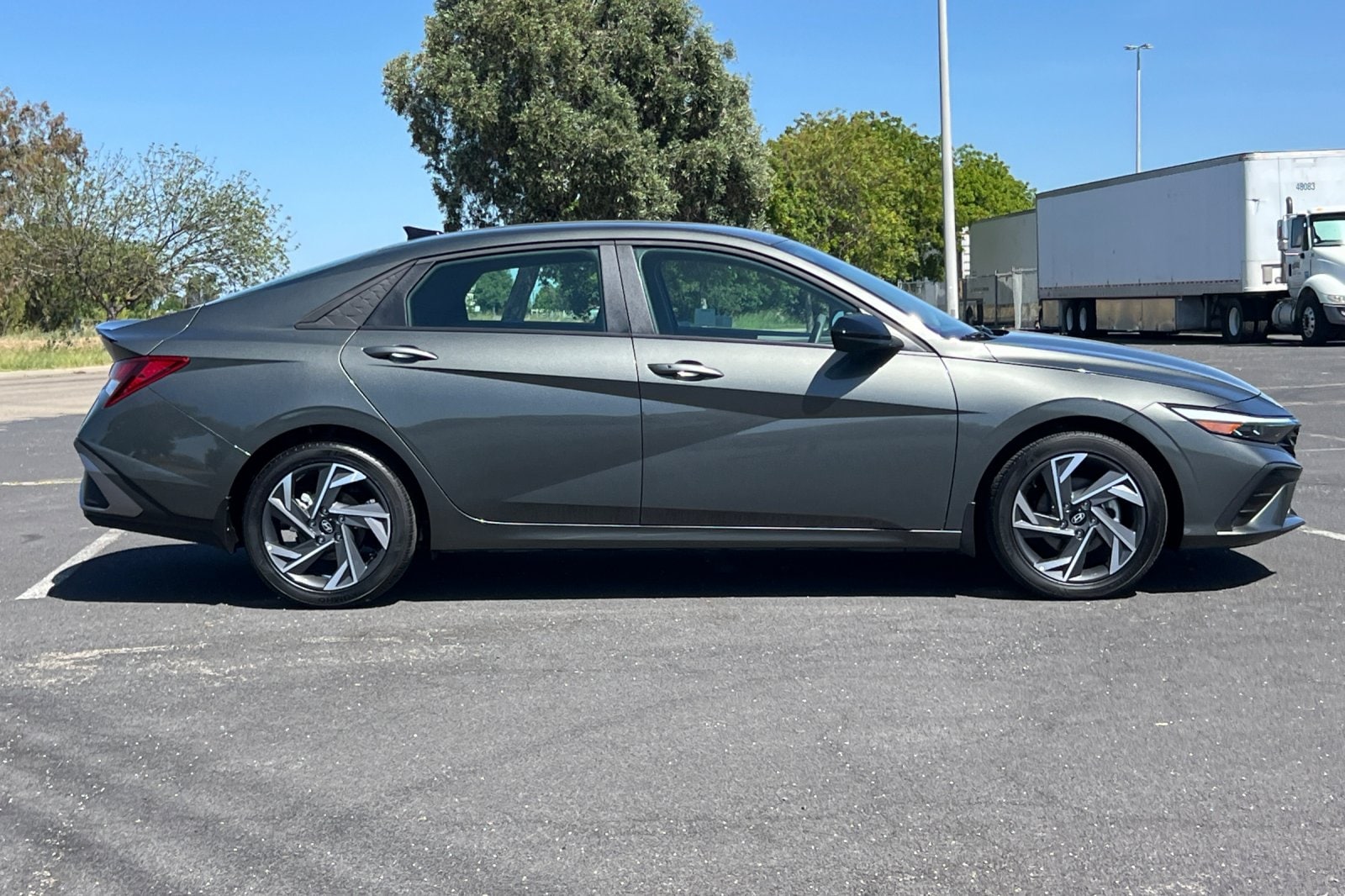 2025 Hyundai Elantra SEL Sport photo 2