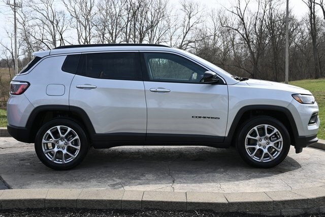 2024 Jeep Compass Latitude Lux photo 4