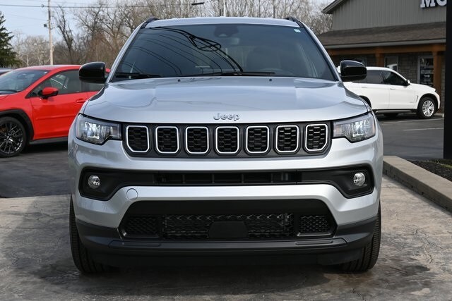 2024 Jeep Compass Latitude Lux photo 2