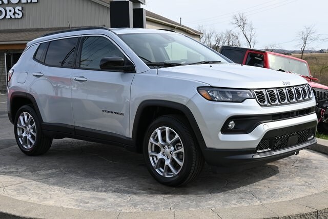2024 Jeep Compass Latitude Lux photo 3