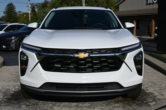 2024 Chevrolet Trax LT photo 2