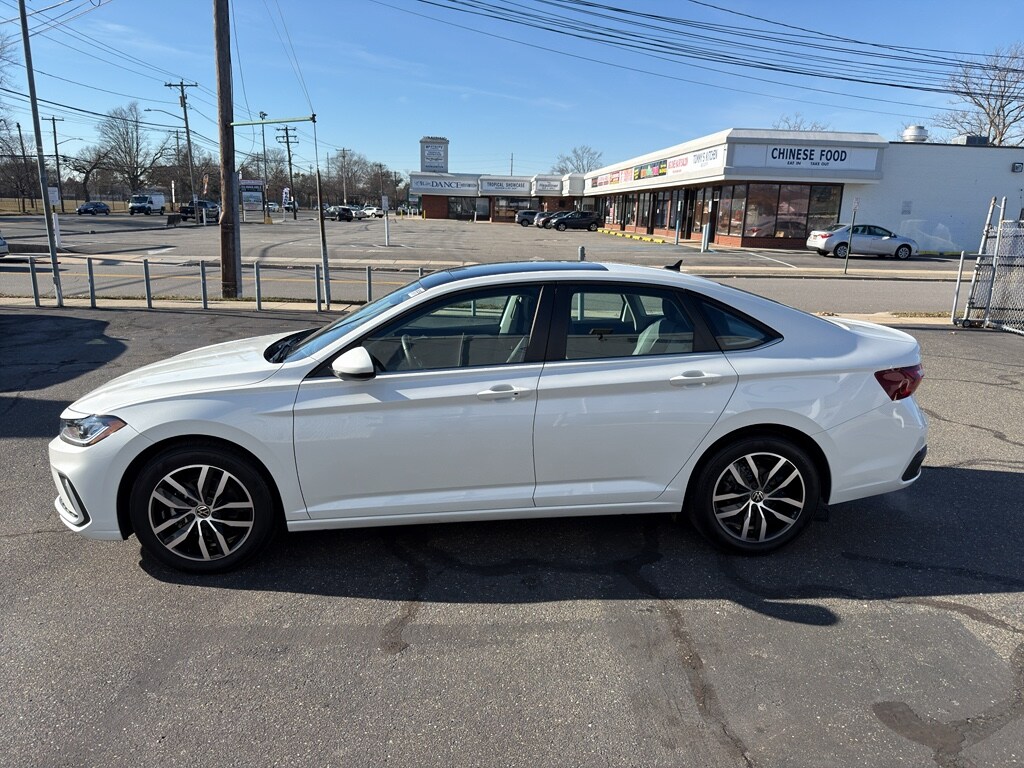 Used 2025 Volkswagen Jetta SE Sedan