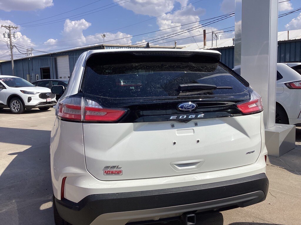 2022 Ford Edge Titanium photo 2