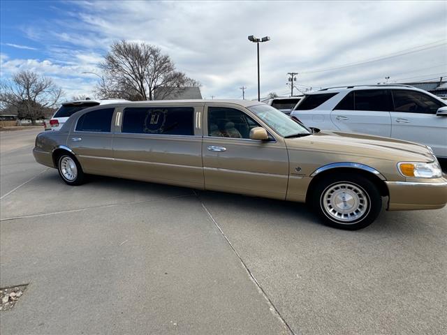 1999 Lincoln Town Car Executive photo 2