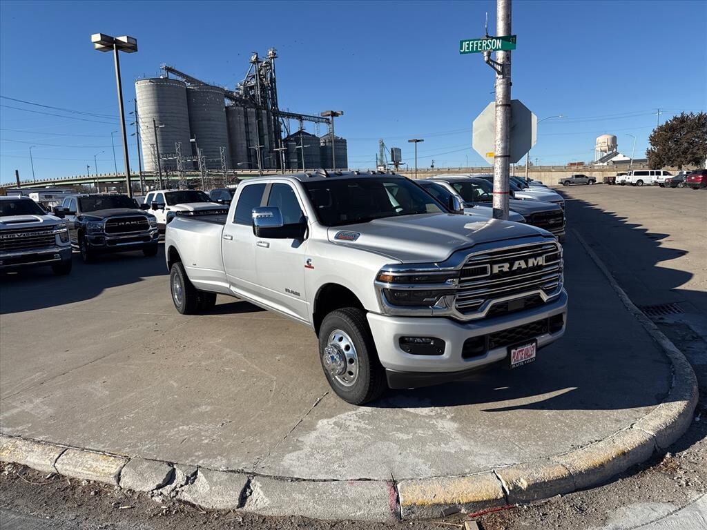 New 2026 Ram 3500 Laramie Crew CAB 4X4 8 BOX Pickup