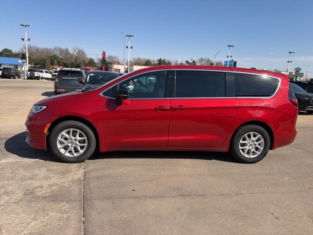 Used 2025 Chrysler Pacifica Select Van Passenger Van