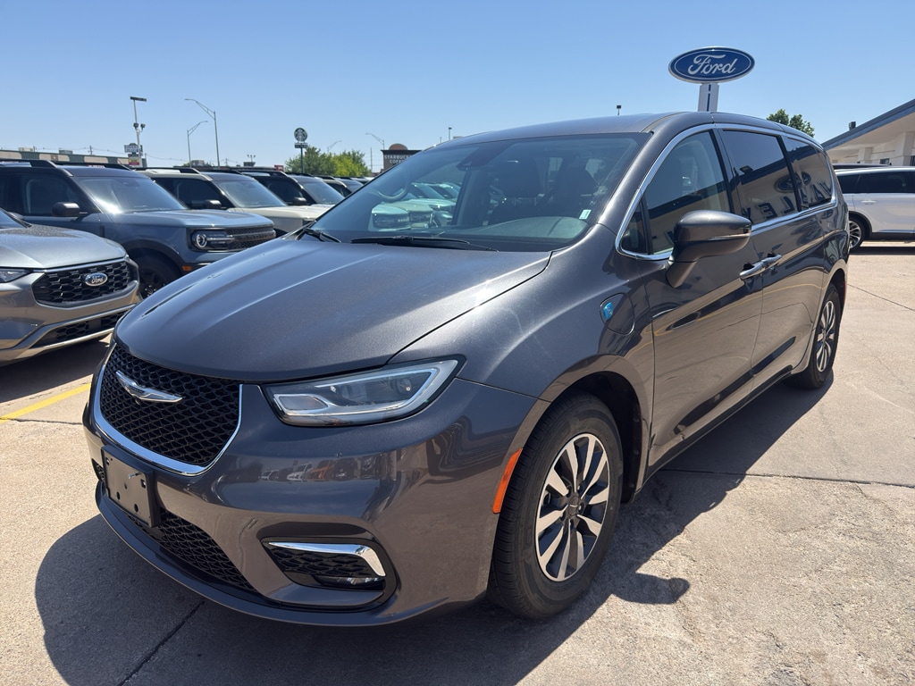 2023 Chrysler Pacifica Hybrid Touring L Hybrid's photo