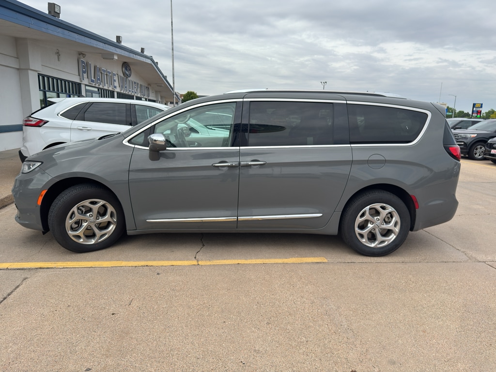 2021 Chrysler Pacifica Limited's photo