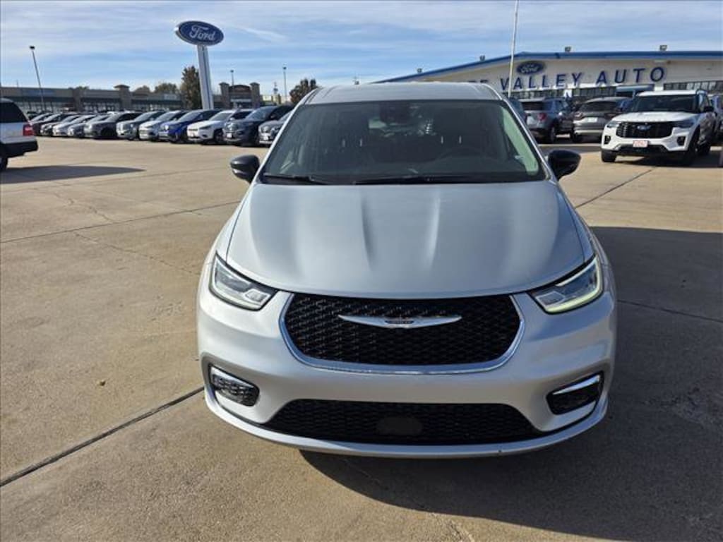 Used 2024 Chrysler Pacifica Touring L Touring L FWD