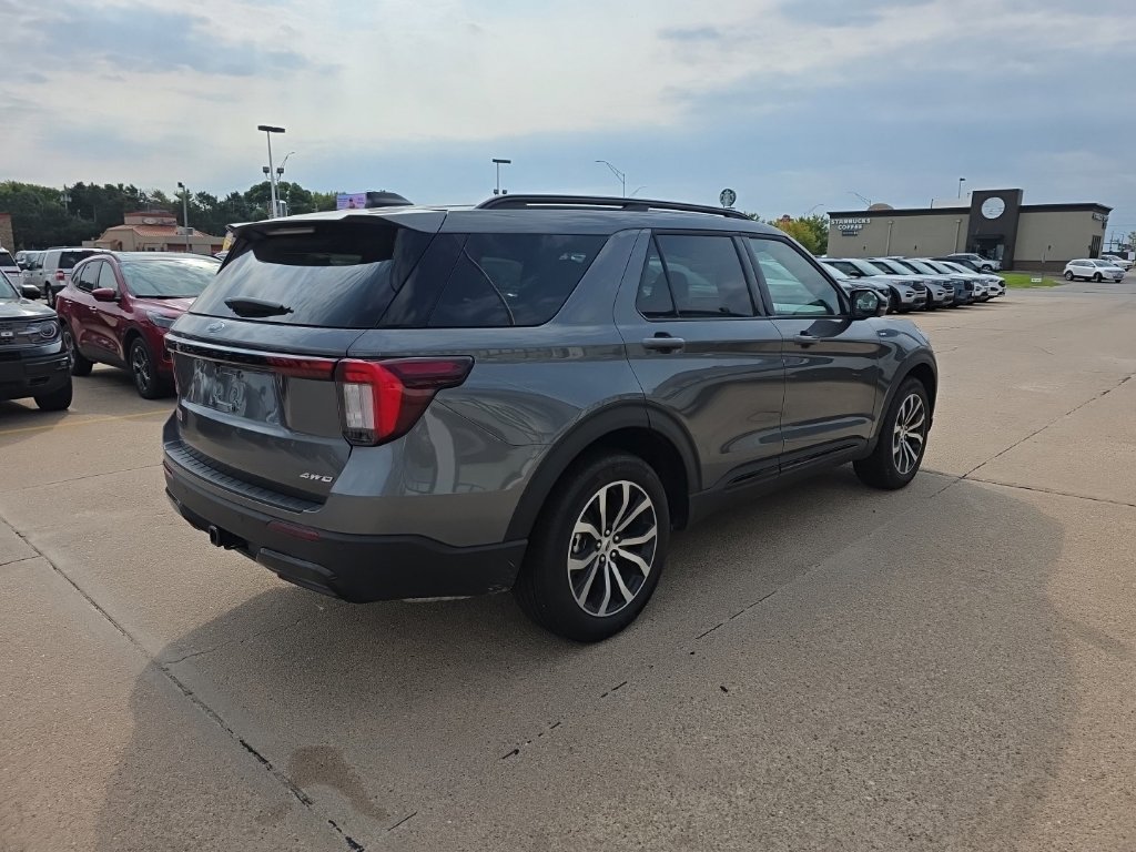 2025 Ford Explorer ST-Line photo 2