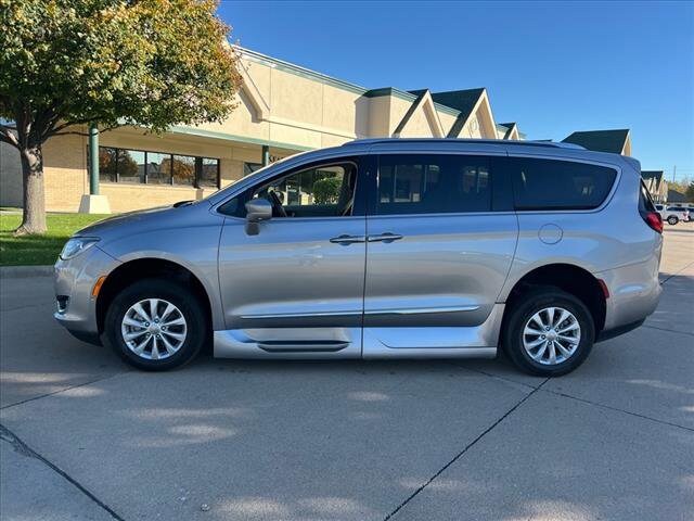 Used 2018 Chrysler Pacifica Touring L with VIN 2C4RC1BG7JR233346 for sale in Kearney, NE