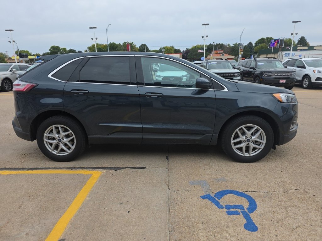 2022 Ford Edge SEL photo 4
