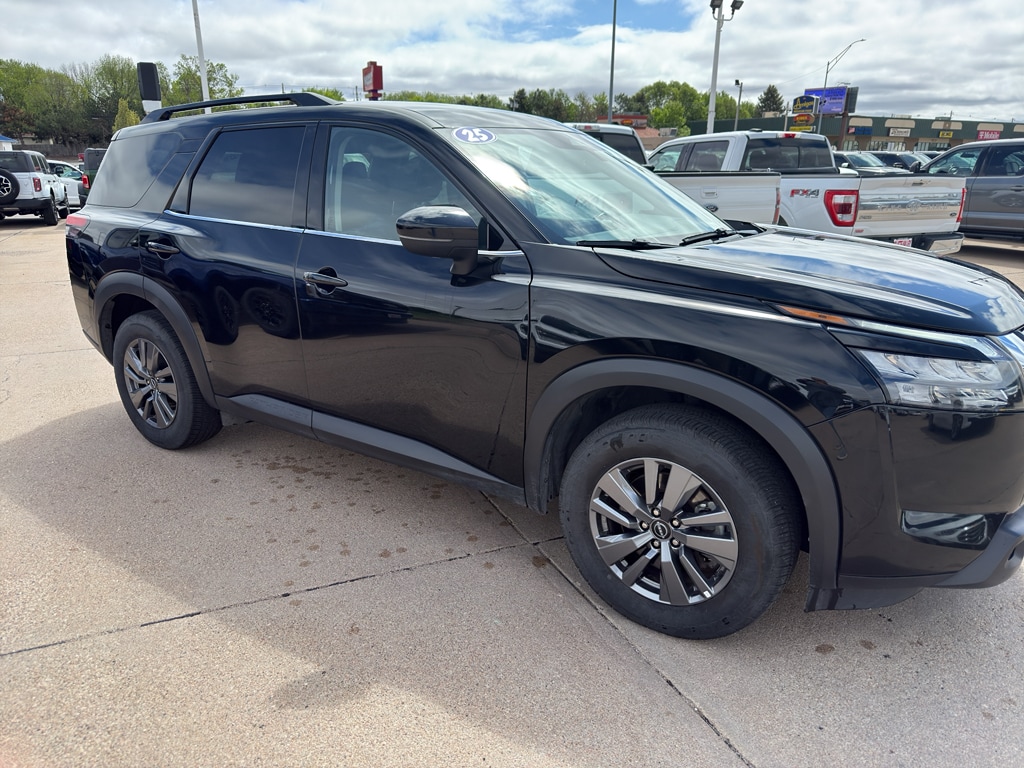 2025 Nissan Pathfinder SV 2WD's photo