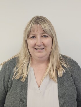 Staff member Amy Roth from ID_543c237bdc46