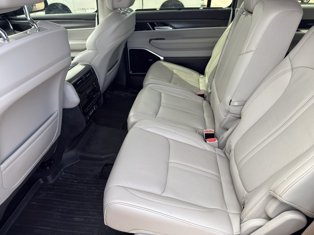 2023 Jeep Wagoneer L Series III - Photo 7