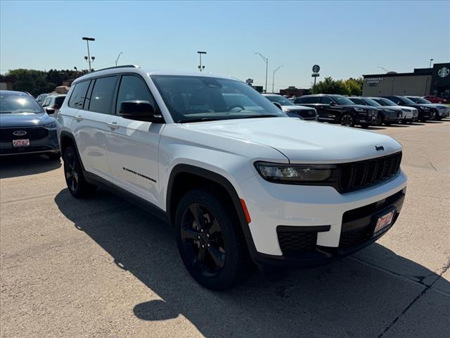 2023 Jeep Grand Cherokee Laredo photo 2